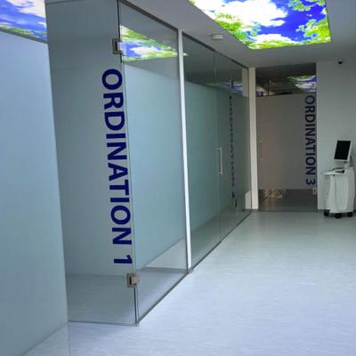 Der Korridor zu den Behandlungsräumen 1 bis 3 der Zahnarztpraxis Dr. Dagmara Pachel-Tettinger – zahnvisite.at